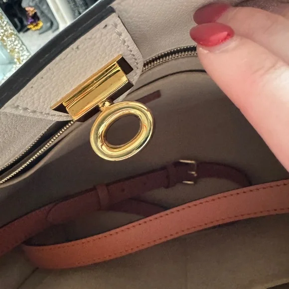 Louis Vuitton On My Side - Picture 8 of 11